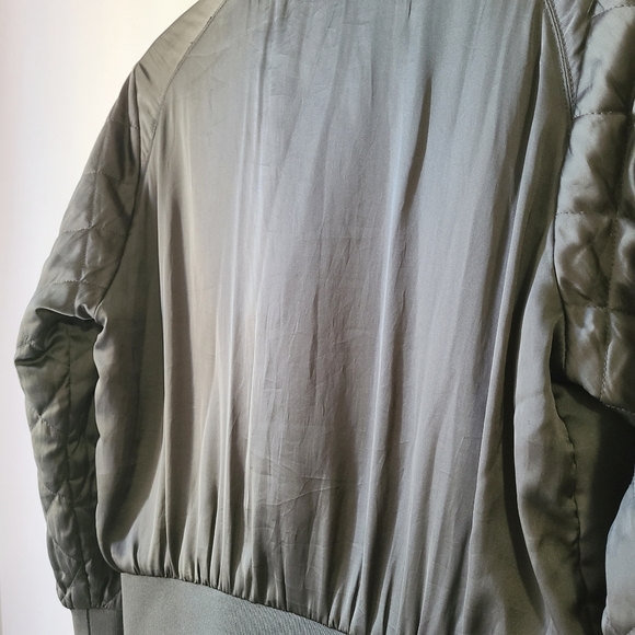 🦊 (L) Satin Bomber Jacket with Quilted Sleeves - Picture 5 of 9